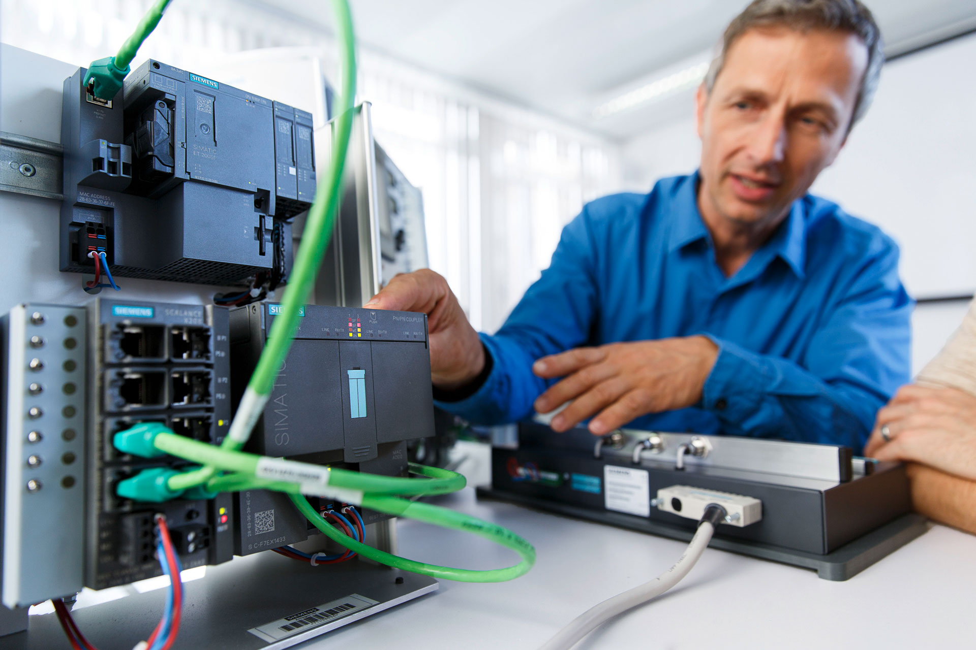 Asesor�a T�cnica y Capacitaci�n sobre Drivers y PLC